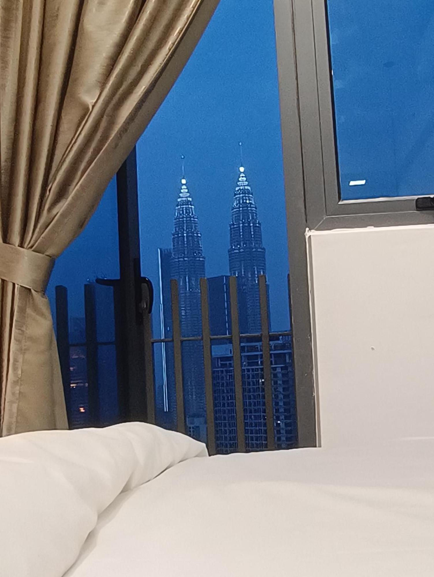 Col 27b Klcc View & Infinity Pool View